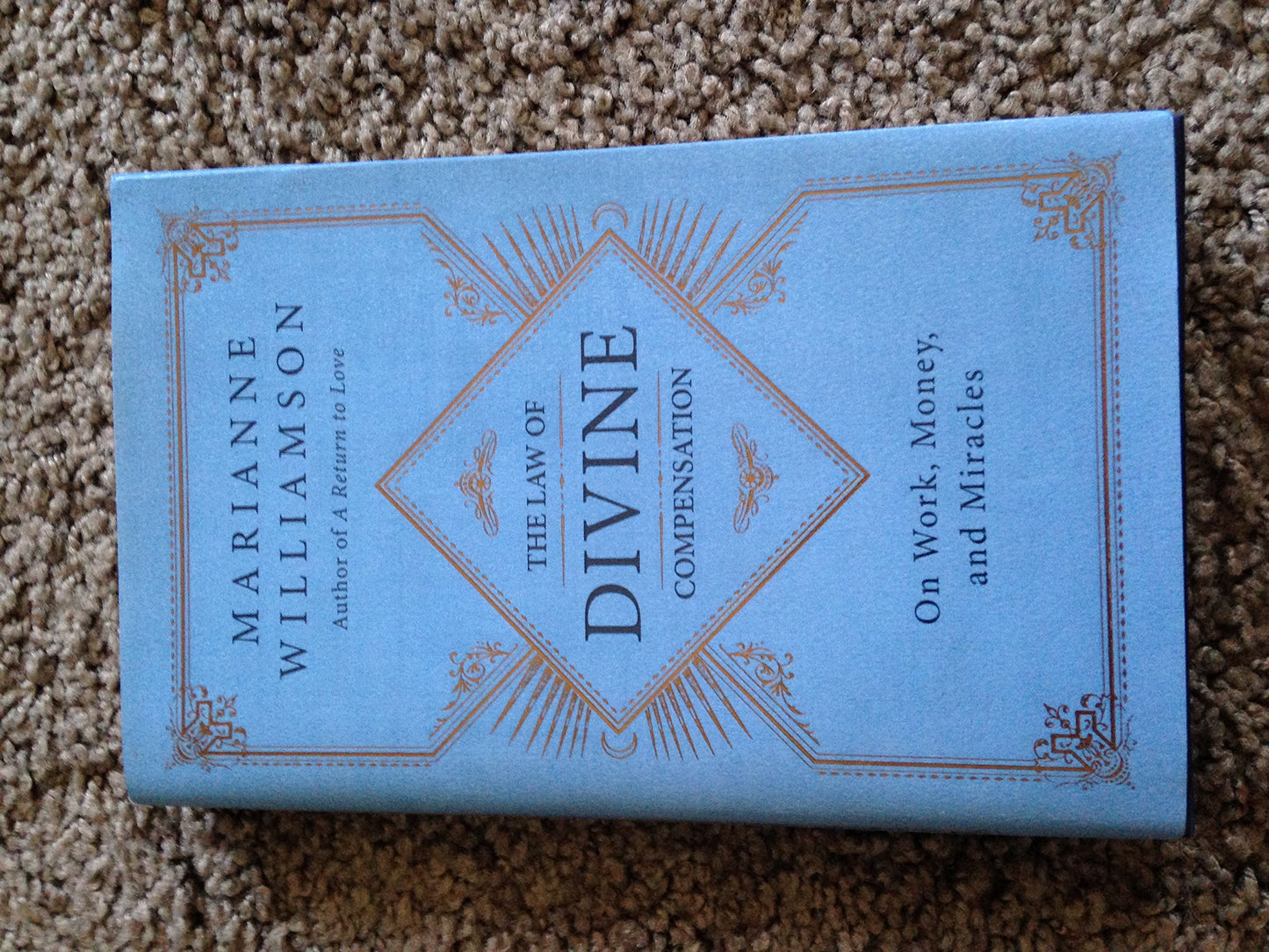 The Law of Divine Compensation: On Work, Money, and Miracles (The Marianne Williamson Series) - 689